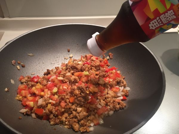 加米酒2大匙，炒勻，加番茄丁、紅蔥頭、蒜末、辣椒末，再加魚露1至1.5大匙，炒均勻，試味道(不夠鹹可加醬油、魚露味道不夠的話也可以再加一點)，拌炒均勻。