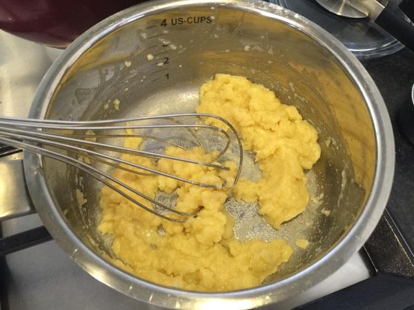 準備白汁。用小火煮溶奶油，加入麵粉，攪拌成泥狀