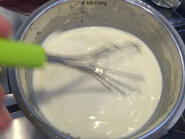 加入牛奶，轉中小火，不停攪拌，大約2-4分鐘