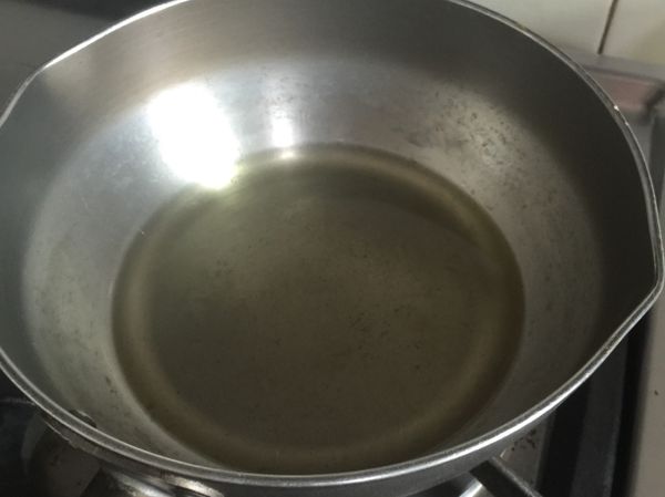 使用燙麵法：
將沙拉油加熱至出現油紋即熄火