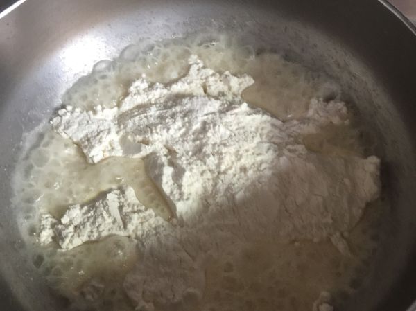 將粉類全部過篩後加入加熱的油鍋攪拌均勻放涼