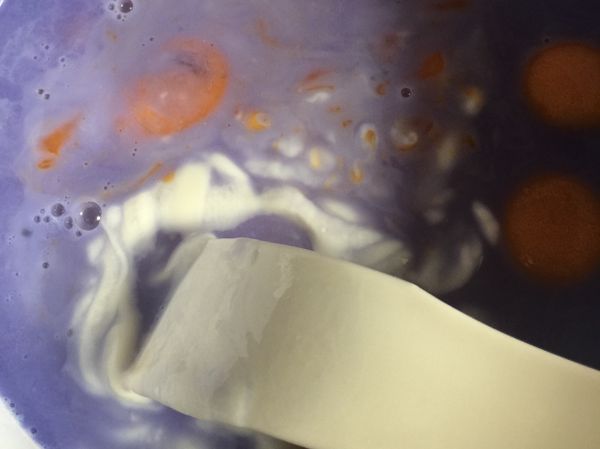 蛋黃、優格、香草醬、蝶豆花水混合均勻，再慢慢加入燙麵糊裡（分多次加入）