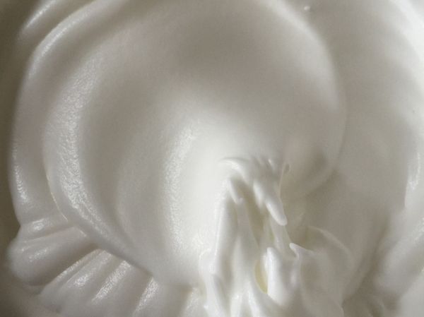 蛋白加入糖打至乾性發泡