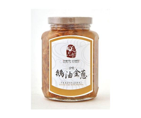 起油鍋爆香蒜片蔥段,加入調味料及豬肉絲拌炒,將燙熟的河粉拌炒至均勻後加入銀芽韭菜及鵝油金蔥小火拌炒即可