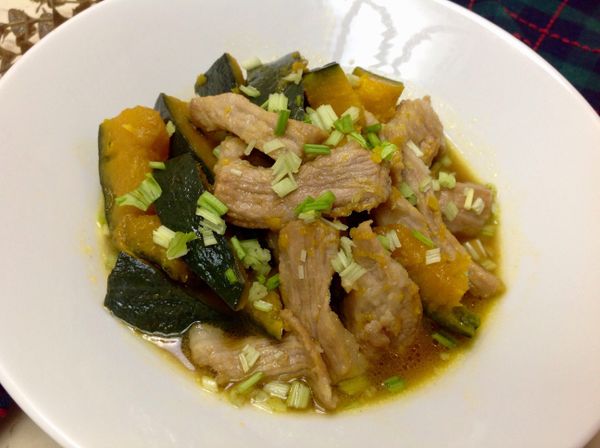 南瓜切片，兩面微煎（把豬肉推一邊、一邊煎南瓜），加入醬油、和露醬油、水（淹沒食材），煮至南瓜熟透，撒上芹菜末