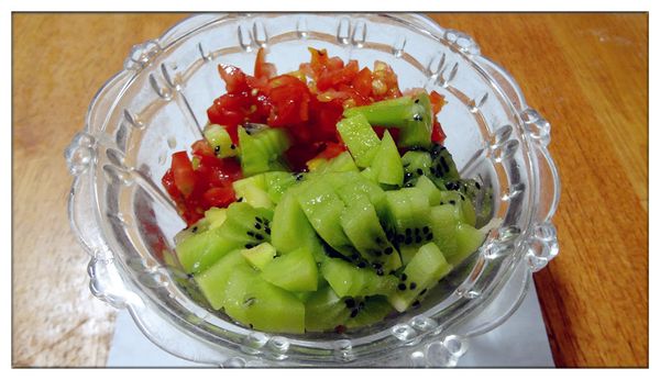 莎莎醬製作:蒜頭,洋蔥,辣椒 切成細末,番茄,奇異果切成小丁