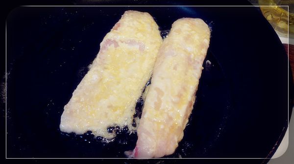 魚排依序用麵粉,蛋液裹勻之後入油鍋煎熟