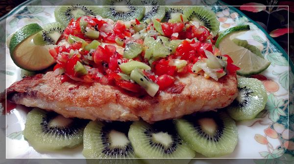 將裝飾奇異果切片裝盤,擺上魚排,淋上步驟2的莎莎醬,清爽開胃的奇異果魚排完成了^^