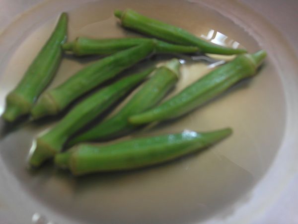 將秋葵去除細毛後放入鍋中,加入鹽巴燙熟後