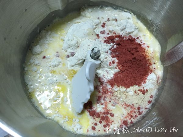 將製造吐司的食材，除了無鹽奶油之外，依序加入攪拌盆內