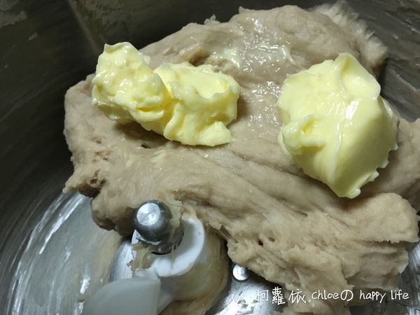 攪拌到約成不黏手成團狀態，再加入奶油攪拌到可以拉出薄膜擴展階段