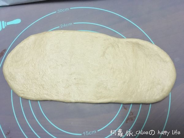 將麵團稍微按壓排氣後，桿平成長型