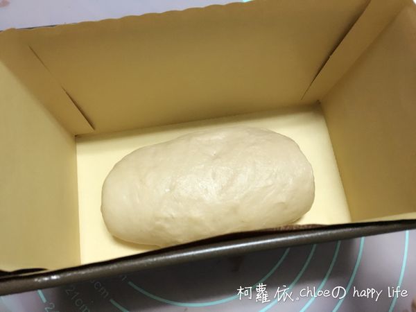 再直接捲起來，收口朝下放在有鋪吐司紙模的吐司盒裡，進行發酵40分鐘