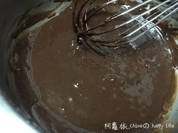 等吐司發酵約占吐司模一半高度即可動手做蛋糕麵糊

取一鍋裝水加熱煮滾，倒入油和可可粉拌勻，再加入過篩的低筋麵粉、小蘇打粉用打蛋器拌勻，接著倒入蛋黃攪拌成可可蛋黃麵糊