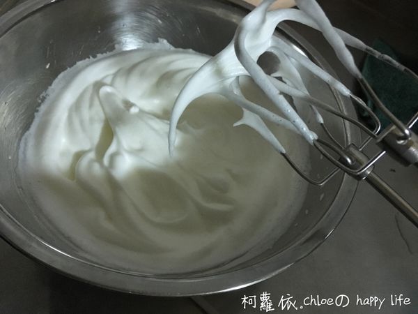 打發蛋白：分三次倒入細砂糖用電動打蛋器攪拌，再加入檸檬汁打到濕性發泡（蛋白不容易流動且大彎勾）