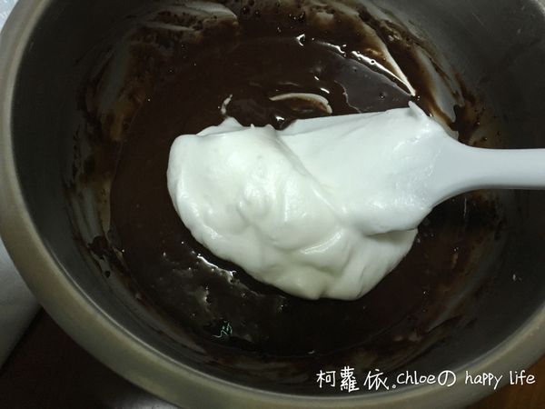 取1/3蛋白先與可可蛋黃麵糊用橡皮刮刀拌勻