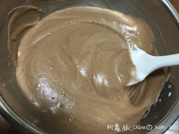 再倒入打發的蛋白盆中一起輕輕混合拌勻