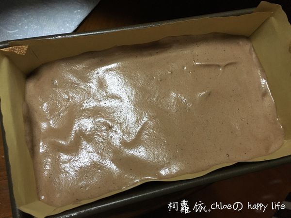 倒入蛋糕麵糊到吐司盒內，最後再表面抹平，入烤箱150/210先烤15分鐘