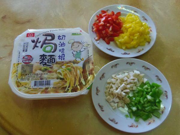 紅椒、黃椒、青椒、杏鮑菇切小塊