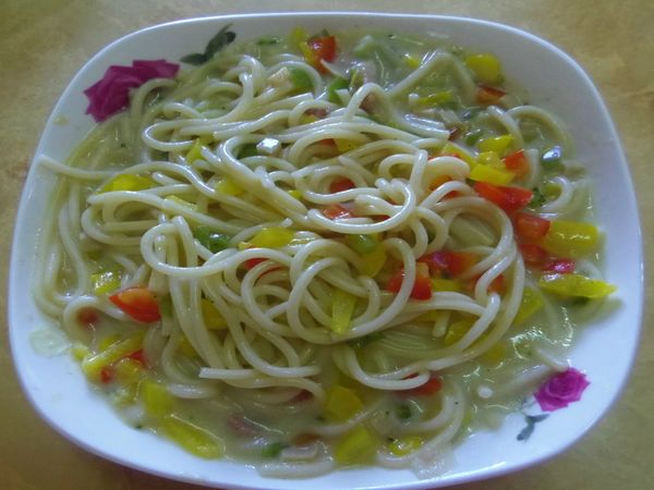 1.【煮】紅椒、黃椒、青椒、杏鮑菇入鍋煮熟
2.【扣】倒入奶油培根焗麵
3.【拌】全部一起拌抄
4.【加】加入胡椒粉少許
5.【好】十分輕鬆料理DIY奶油培根焗麵完成