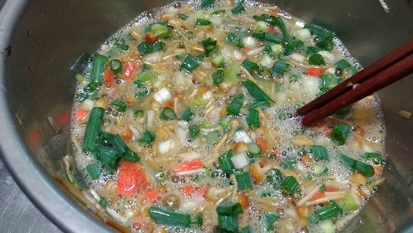 將蛋液倒入蔬菜末裡充份拌勻