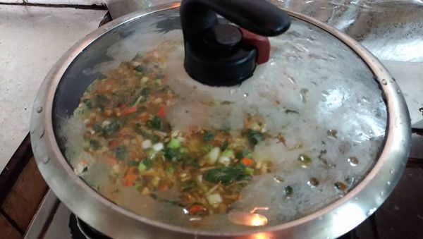 要加蓋.用中小火下去慢慢煎