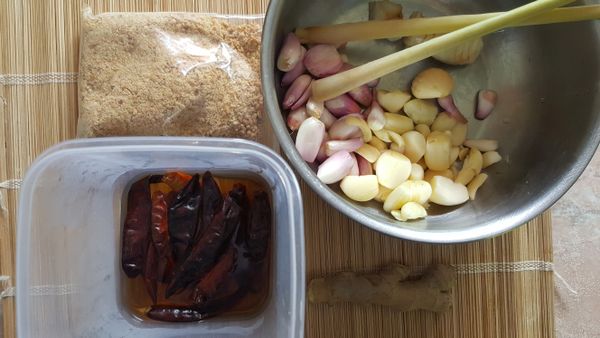 材料們
辣椒乾用熱水泡軟，把種子取出，不然會很辣。