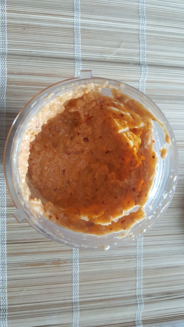 把辣椒乾，小紅蔥，蒜頭，香茅，南薑，薑和兩湯匙食油打成糊