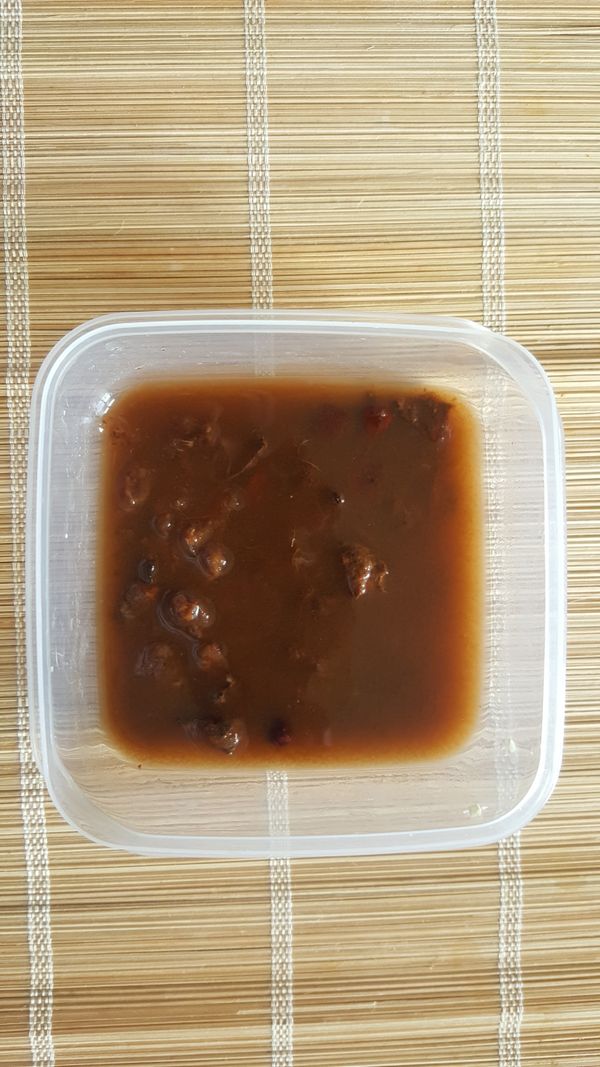 羅望子加水攪拌，要的是羅望子汁，因爲可以給我們酸酸的味道