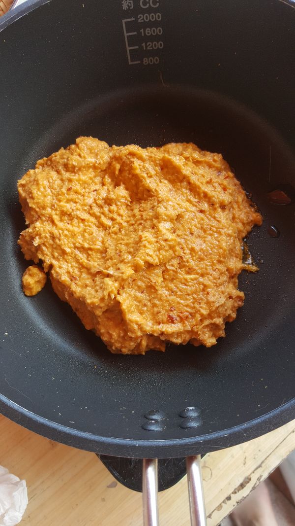 鍋熱後，把剛剛打的辣椒糊倒入鍋内，