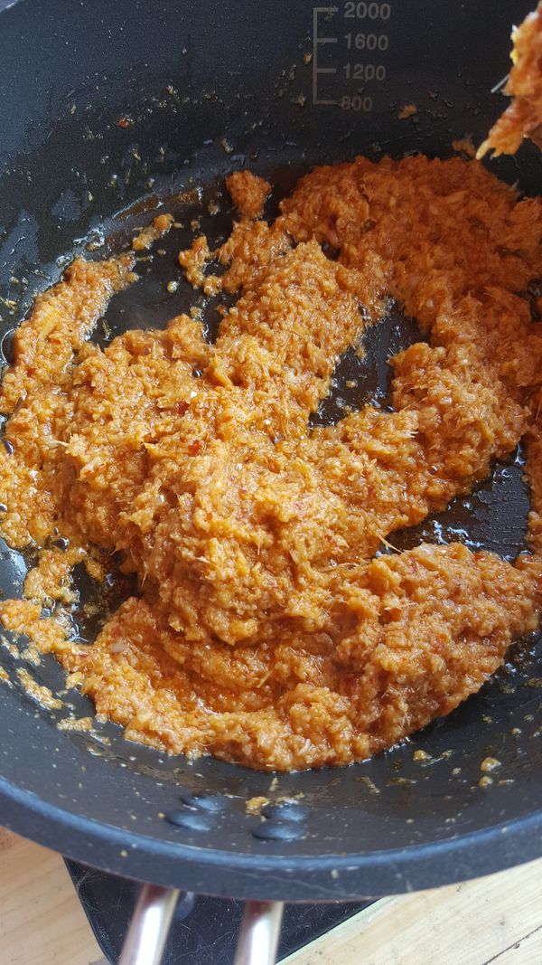 炒至辣椒湖的顔色變深紅色和有香味飃出。