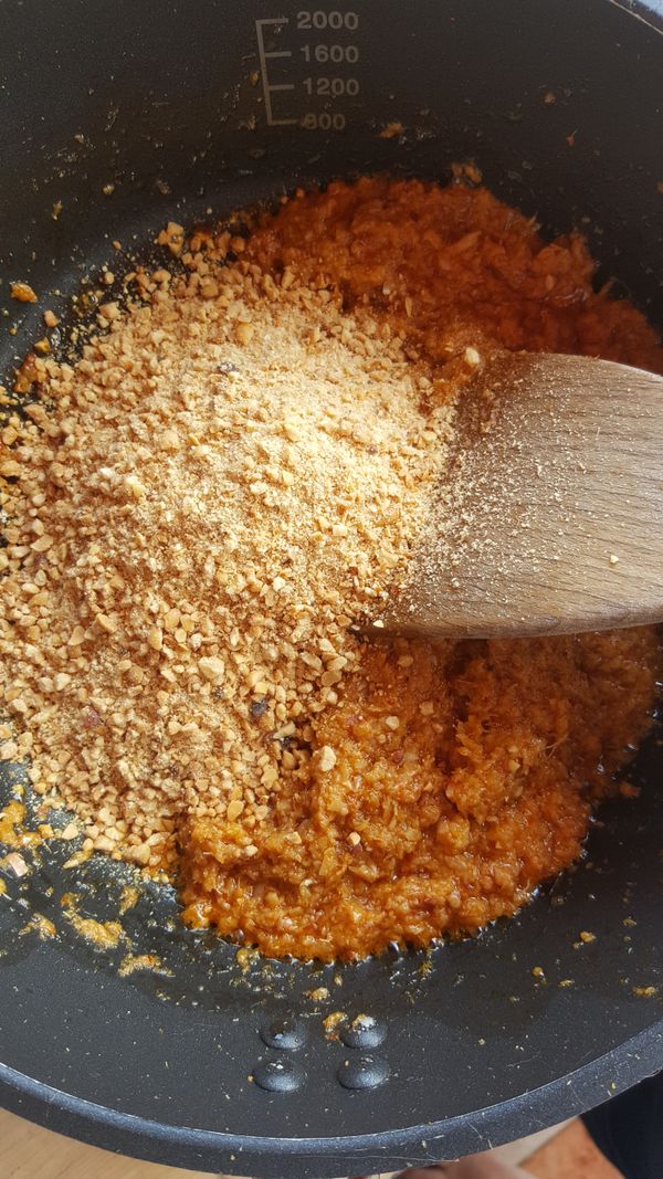 加入花生，繼續拌炒