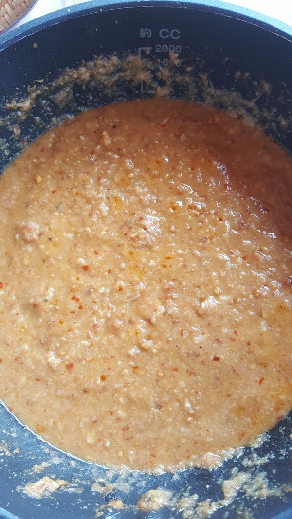 再依個人喜好加入糖和鹽。我喜歡吃甜一點的所以加了2湯匙的糖。
攪拌直沸騰就可以了！！！
