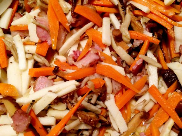 直接使用陶鍋先將蒜末先爆香，其他食材加入拌炒。
（乾乳酪待第四個步驟再下）