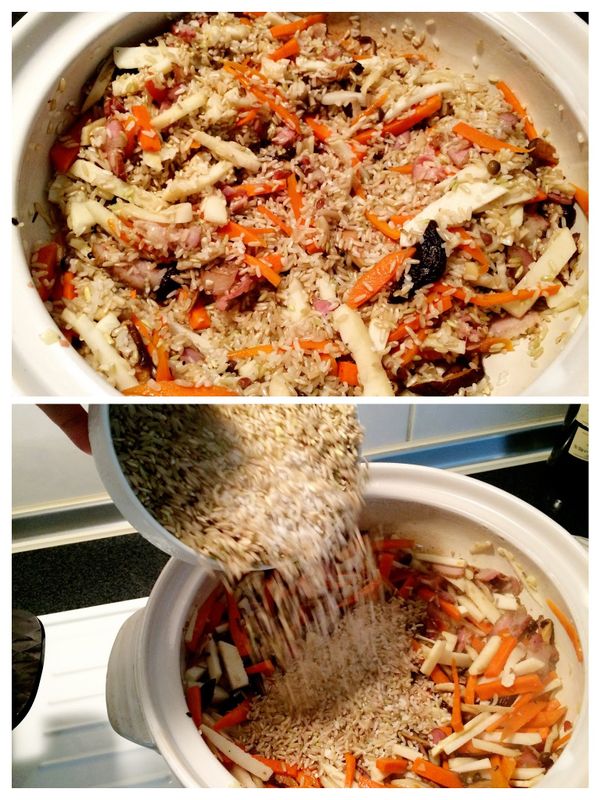 所有食材拌炒混合後加入白米及糙米，將米及所有食材均勻混合。