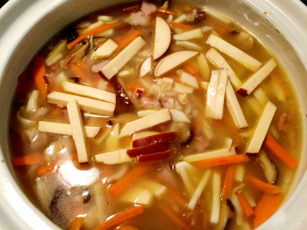 加入4杯水及乾乳酪。
加上醬油、鹽、酒。