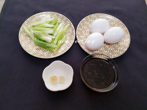 青蔥斜切段，先調稍後要用的醬汁，以2匙的薄鹽醬油、1匙的蠔油、3匙的冷開水、少許的冰糖調勻。