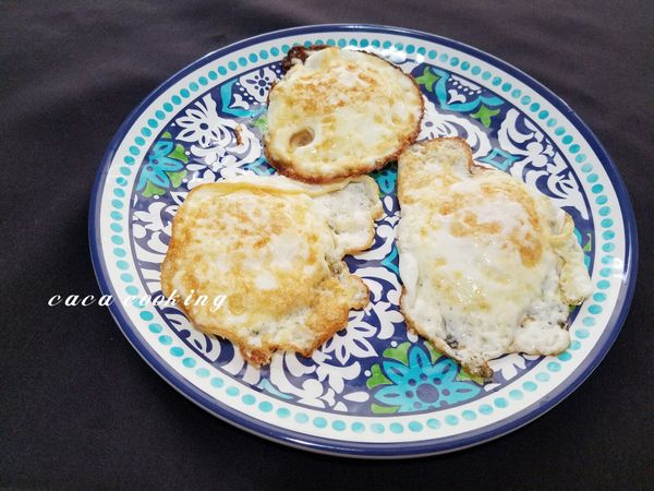 熱鍋加2匙油，將雞蛋煎成荷包蛋。