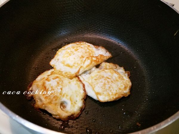 將荷包蛋放回鍋內。