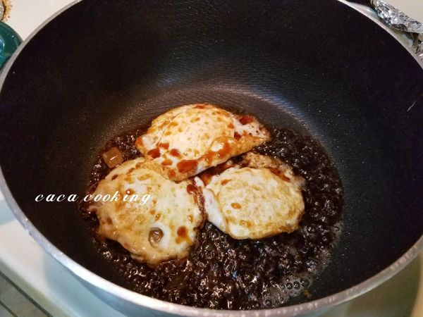 把醬汁加入，用小火稍微煎煮一下。