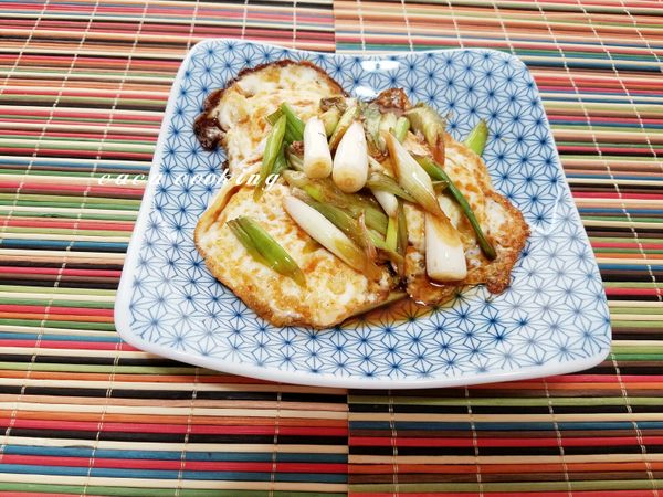 最後加入蔥段，下飯又美味的蔥燒家常荷包蛋就完成了哦!