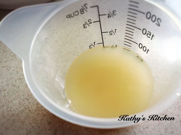 將洋菜粉和砂糖混合，加少許材料內的水，攪拌均勻。