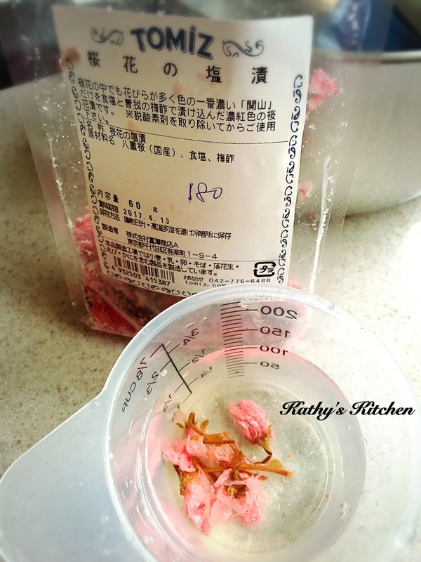 清水泡鹽漬櫻花，要換水喔！還有，動作一定要輕柔，別破壞花瓣。