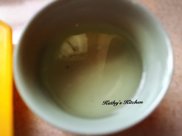 我以茶杯當模具，倒入1/3杯煮好的洋菜液。