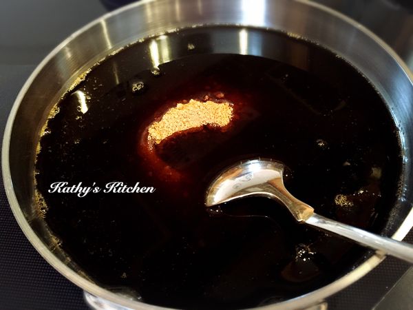 300克黑糖+1杯水混勻，靜置五分鐘再打開爐火，以中小火烹煮；至呈稠密的黑糖蜜⋯