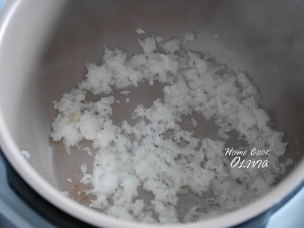 洋蔥用廚神料理機的S型刀片切碎。和一茶匙的橄欖油下鍋，
文火炒至柔軟（約五分鐘）