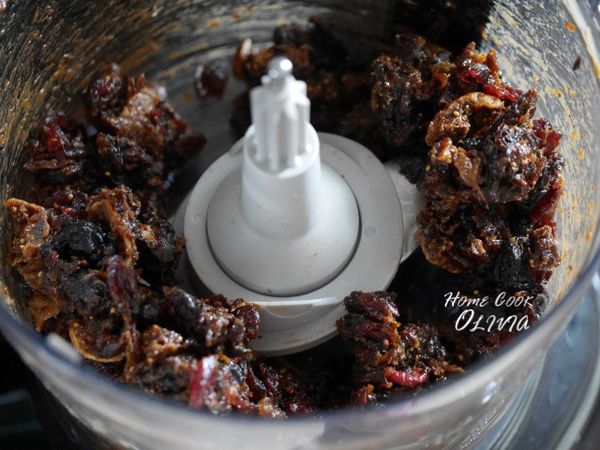 其他材料放到食物處理機切碎。