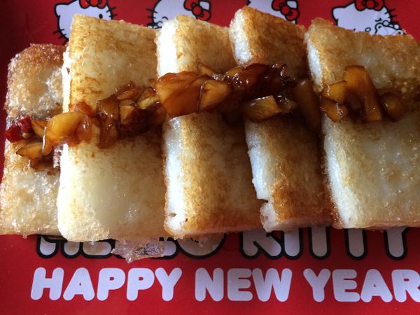 切約1公分的寬、放進油鍋裡，1塊1塊下煎到金黃在翻面（用小火煎才不會焦）依個人的喜好 即可