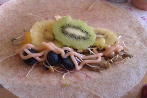 準備一張全麥蛋餅皮,再將適量有機目蓿芽鋪底,依照自己喜歡的方式將水果一層層的堆疊,再塗抹些有機堅果醬及有機蕃茄沙拉醬,最後將餅皮輕輕的捲起,就完成一到健康有機的水果沙拉春捲囉！