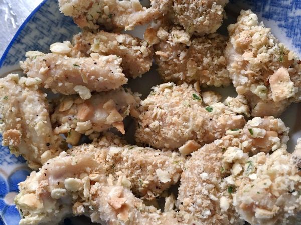 食材：

首先買回來的雞胸肉，切塊，
1.加入蒜末
2.加入胡椒鹽
3.加入牛奶或優格（擇一來去腥）
蘇打餅乾，先事先用袋子壓碎粉末狀
4.加入調味好雞胸肉沾取蘇打餅乾！
放入預熱的烤箱，溫度可調200度
上下火20分，大功告成！